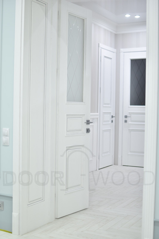 Белые двери с патиной