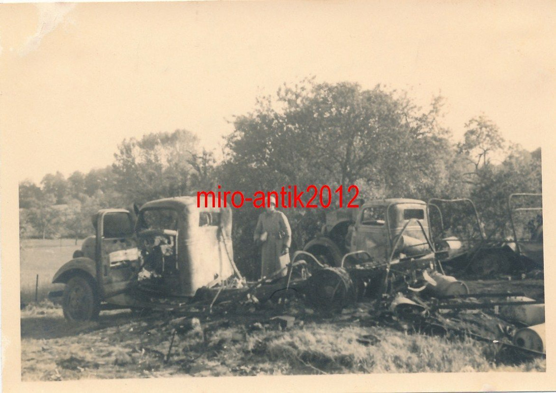 Foto, Wehrmacht, Blick auf zerstörte Fahrzeuge, 