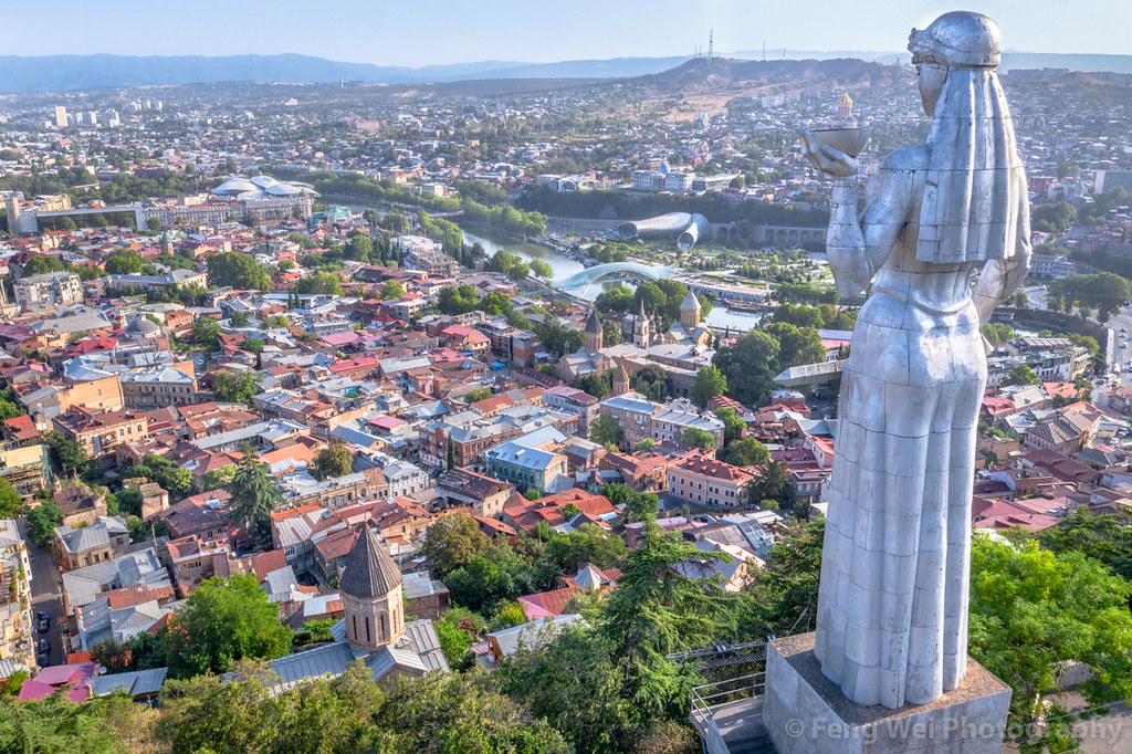 Statue commander par la Générale Azaria Bokuchava pour se représenter elle-même et surplomber Dzyun Tovli. Photo récente, la statue a été rénovées entre temps.