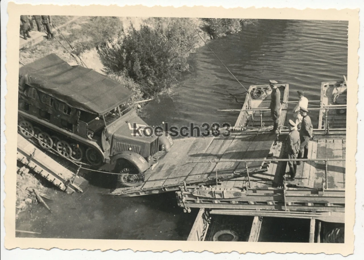 Foto Panzer Halbkette der Wehrmacht an Kriegsbrücke über die Seine in Frankreich 1774706643340