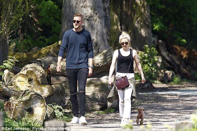 4B7376F500000578-0-image-a-8_1524470126457