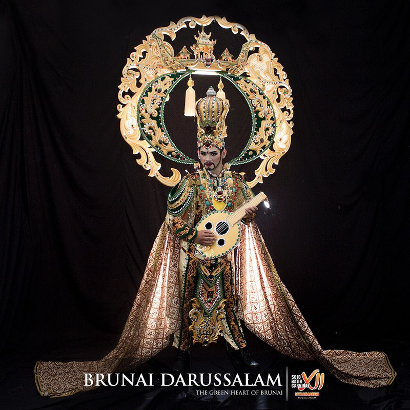 Kostum delegasi negara Brunai Darussalam di Solo Batik Carnival 2019.