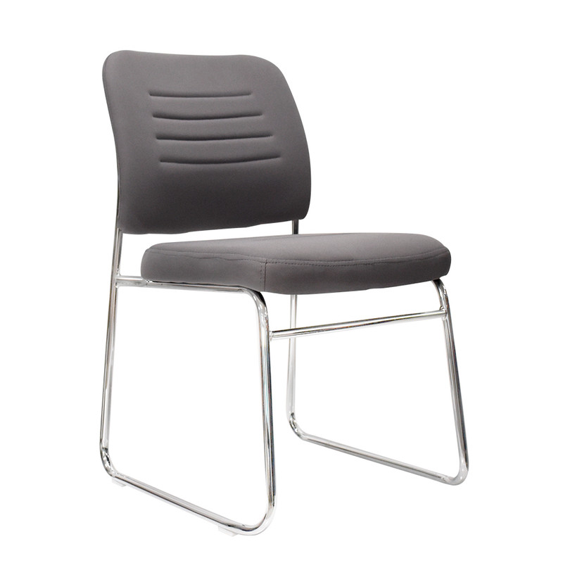 Silla de espera con asiento y respaldo de nylon microperforado gris y estructura de metal cromado.