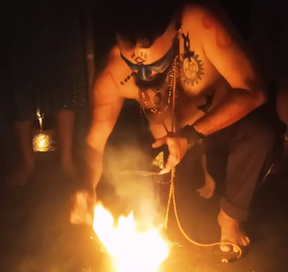 Foto do autor Koyote Siryus Bowe em um ritual