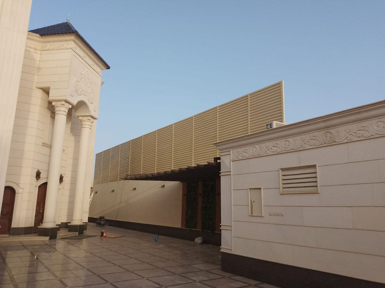 ساتر مع باب