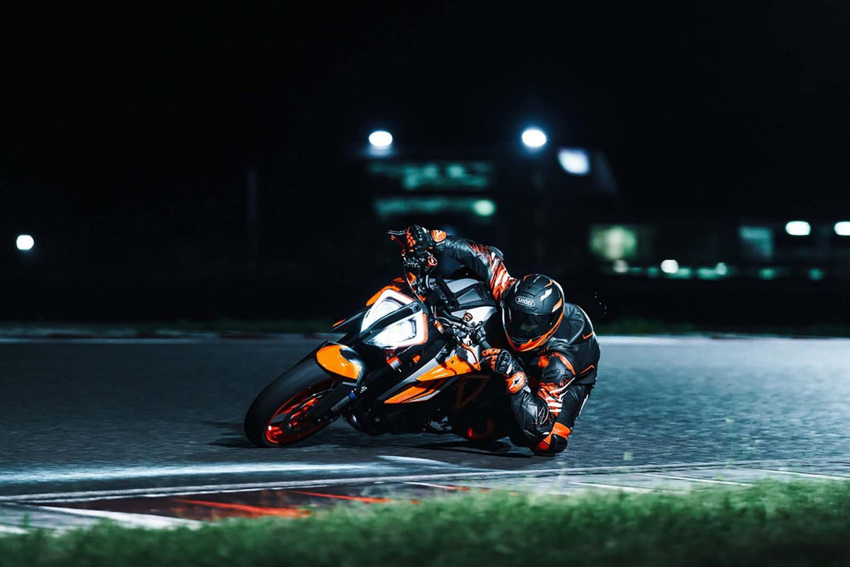 Стритфайтер KTM 1290 Super Duke R EVO 2022 с полуактивной подвеской