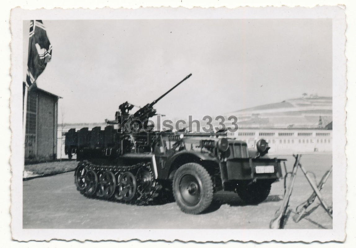 Foto Flak Panzer Halbkette mit 2cm Geschütz Sd.K