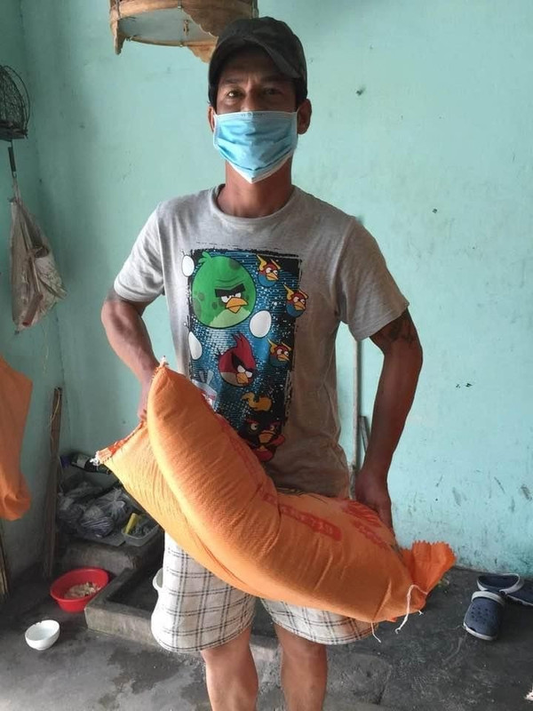Hình ảnh phát gạo mì cho khu cách ly "Hòn Rớ" Nha Trang 7