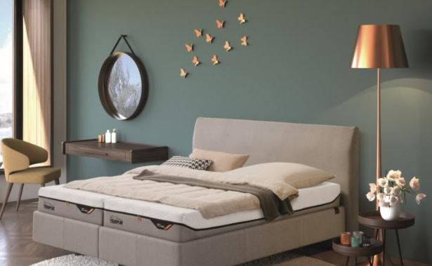 Eine Person, die sichtlich entspannt auf einer Tempur Matratze liegt und den Komfort genießt.