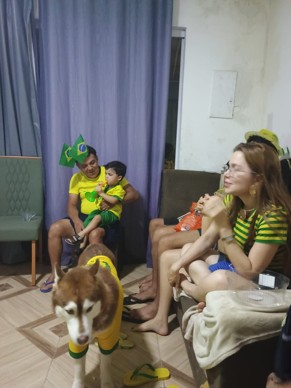 Vó assistindo jogo