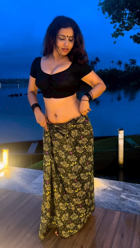 anickavikramanan hot in black blouse and strip mundu.mp4_snapshot_00.27.190