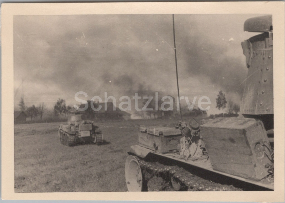 Foto, I.R. 209, deutsche Panzer im Angriff auf Kingissepp, RUS 1941 (1)