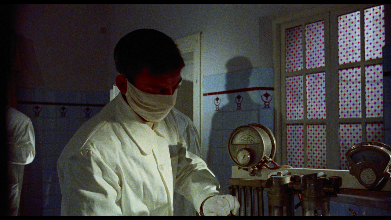 mpv-shot_The.Horrible.Dr.Hichcock.1962.2160p.UHD.BDREMUX.HDR.HEVC-Нечипорук_00_04_27_0002