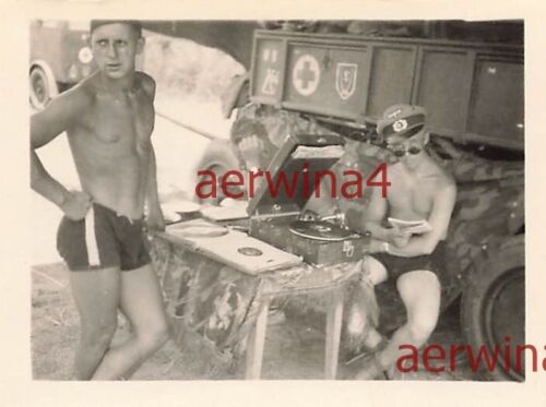 nackte Soldaten Sanitätswagen mit Divisionszeichen Naoussa Kavala Griechenland