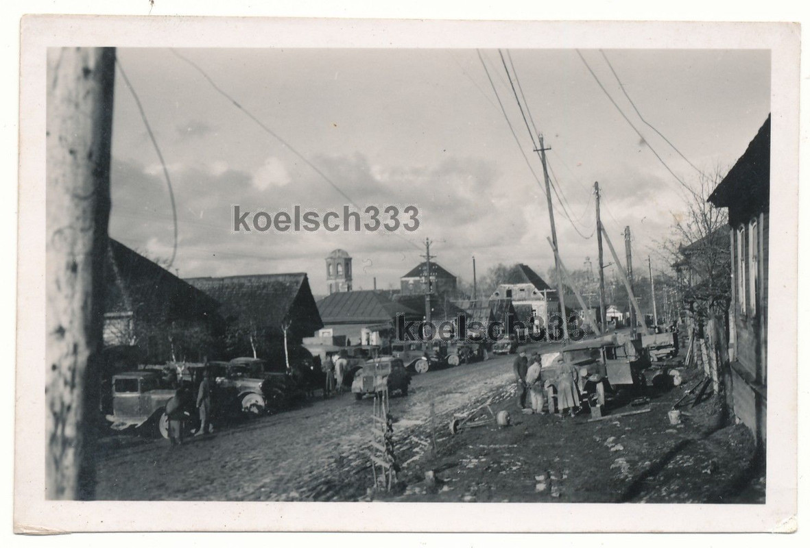 Foto Wehrmacht LKW´s PKW´s Dorfstraße Kirche Wja