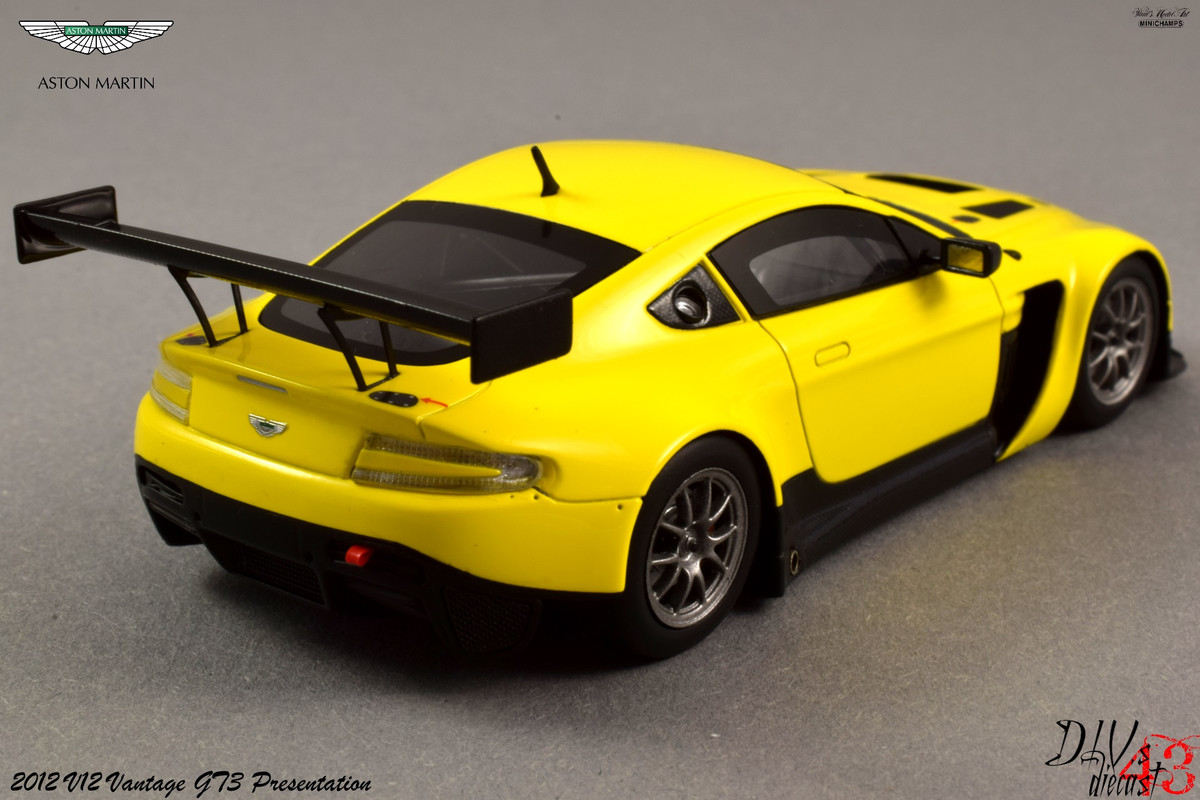 Aston Martin_V12_Vantage_Presentation_Minichamps (5)