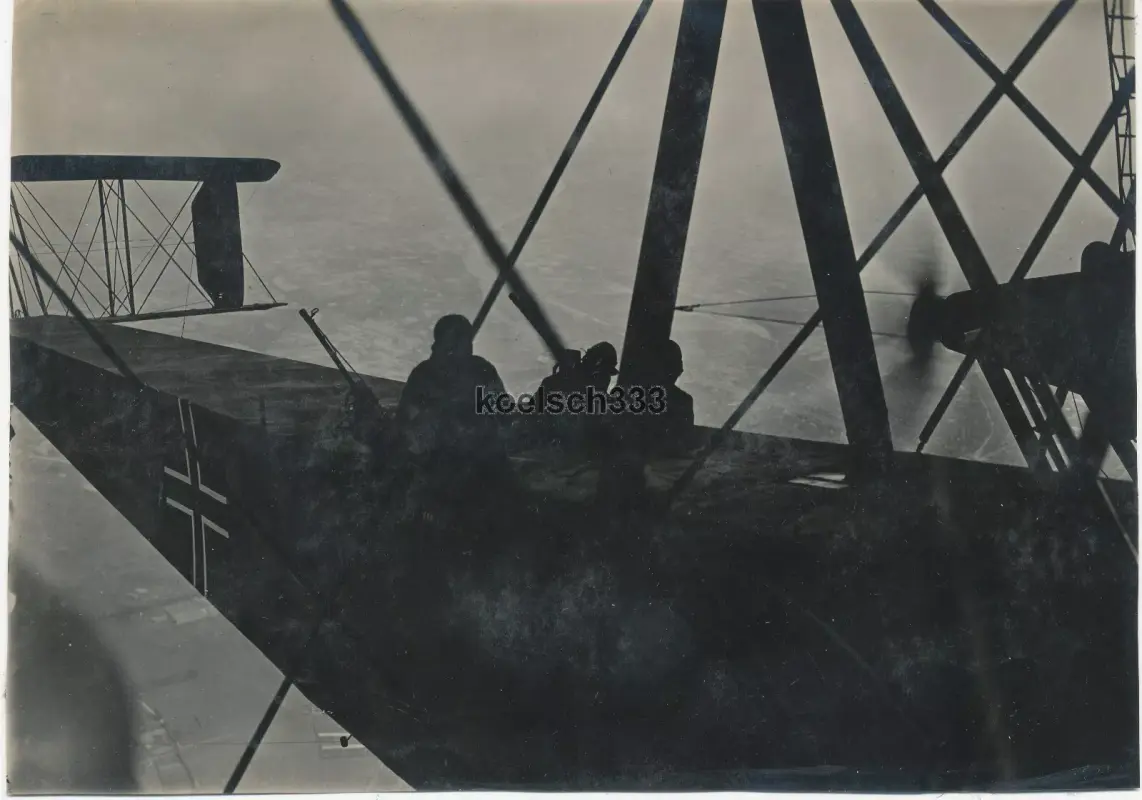 Foto Piloten in einem Doppeldecker Riesenflugzeug im Flug über der Westfront ...
