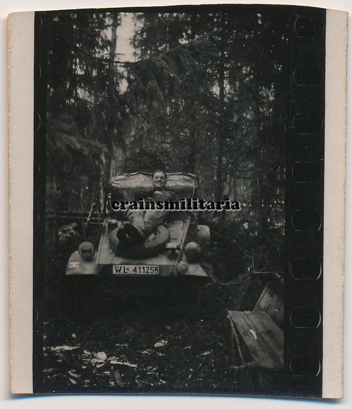 Orig. Foto LWFD Soldat m. Volkswagen Kübelwagen Typ 82 Pkw in Ru