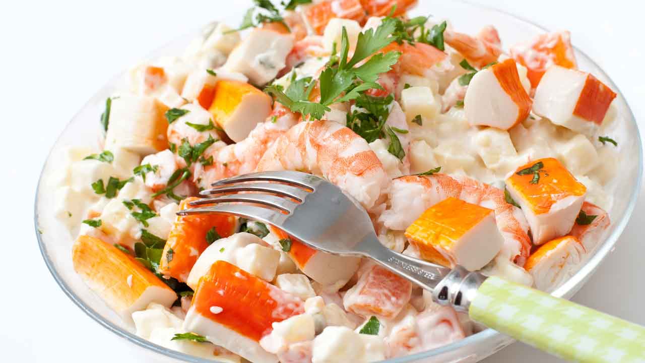 Receta para una cena ligera: ensalada de surimi