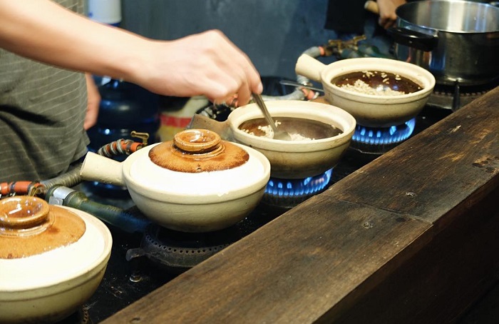 Claypot Popo merupakan hidangan ala China yang cara penyajiannya menggunakan pot atau mangkuk dari tanah liat.
