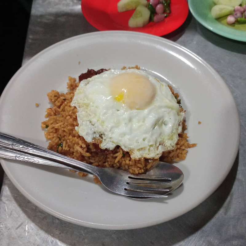 Satu porsi sajian nasi goreng Wak Ribut, tempat makan nasi goreng enak di Medan.