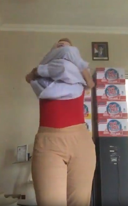Mau Ganti Baju Apa Pamer Tubuh