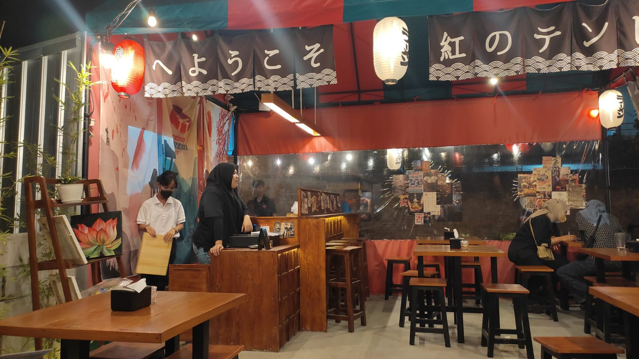 Potret warung Tenda Kurenai, pilihan tempat makan malam dekat kampus UMS yang menawarkan beragam kuliner Jepang dengan konsep ala kaki lima dan harga yang murah meriah.
