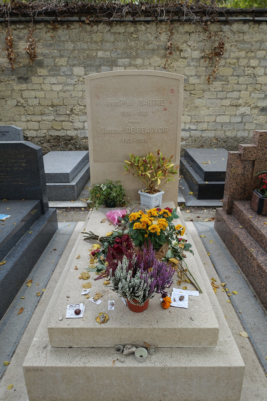3648px-Tomb-of-Jean-Paul-Sartre-Simone-de-Beauvoir-Montparnasse-cemetery-Montparnasse-Paris