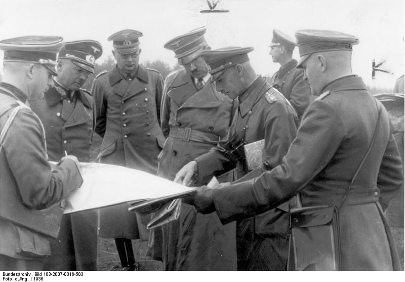 Ritter von Leeb explica al Führer un despliegue sobre el mapa en Alemania, 1936 Ritter von Leeb explica al Führer un despliegue sobre el mapa en Alemania, 1936