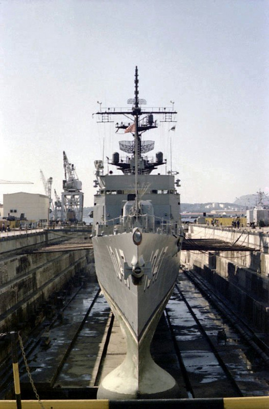 Les sous-marins nucléaires - Reportages / Photos - Page 2 USS-Voge-FF-1047-in-drydock-at-Toulon-in-1976