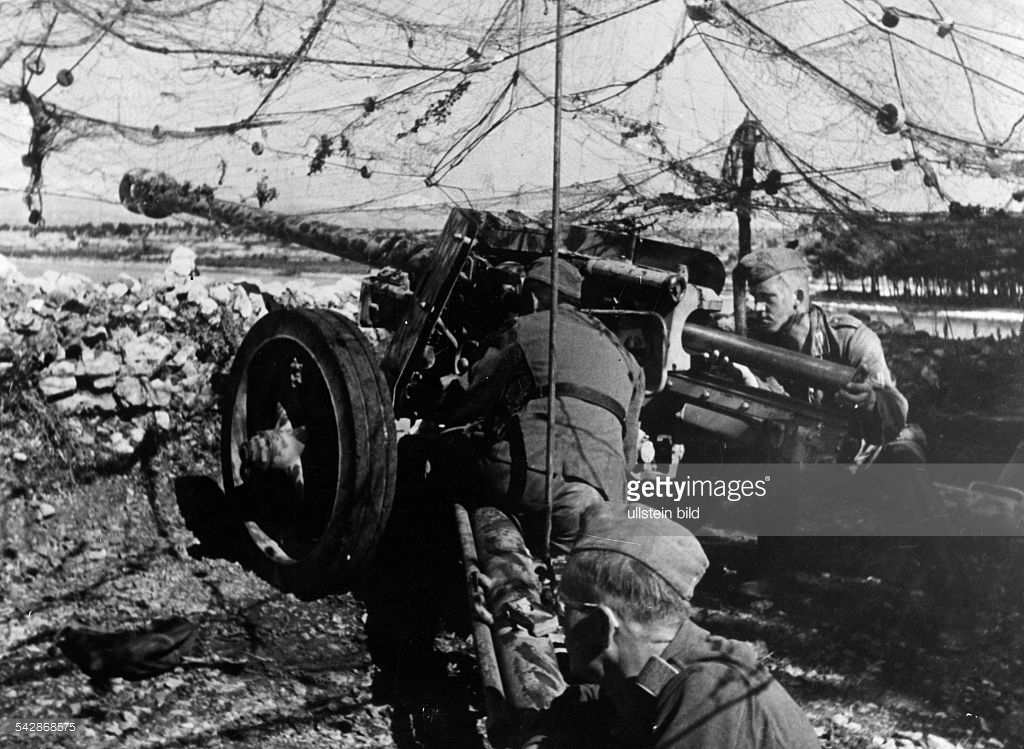 deutsche Pak (Panzerabwehrkanone) an derKüste von Dalmatien in Stellung gebracht- erschienen 1944