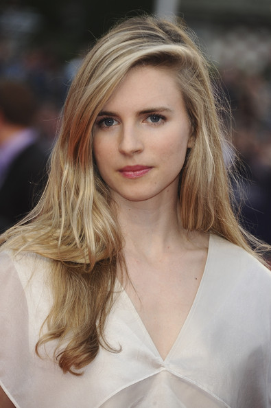 Brit Marling s 2024 Medel blond hår & ledig hårstil.
