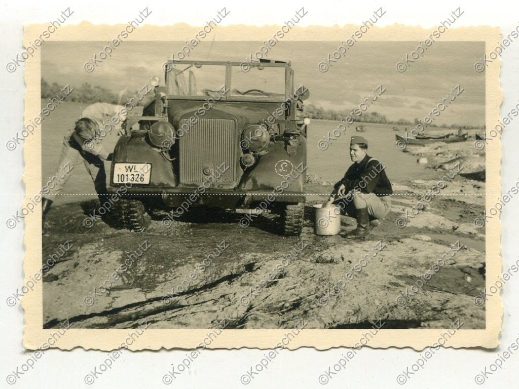 Foto, Luftwaffe, PKW, Kübelwagen mit Emblem,