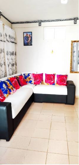 Sala de estar en casa particular Cuba con sofá y televisión