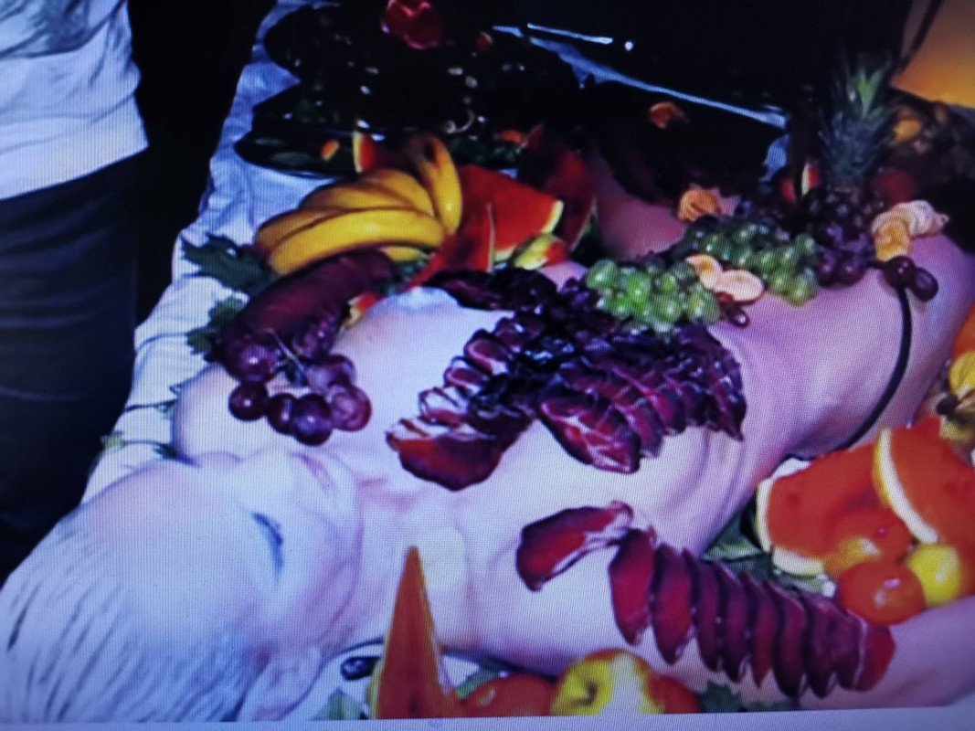 prsuta na goloj sevojci