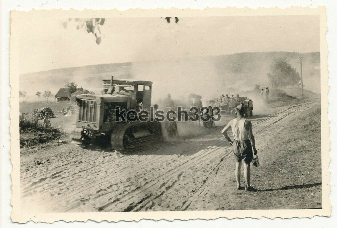 Foto erbeuteter russischer Traktor schleppt Artillerie Geschütze der Wehrmacht !