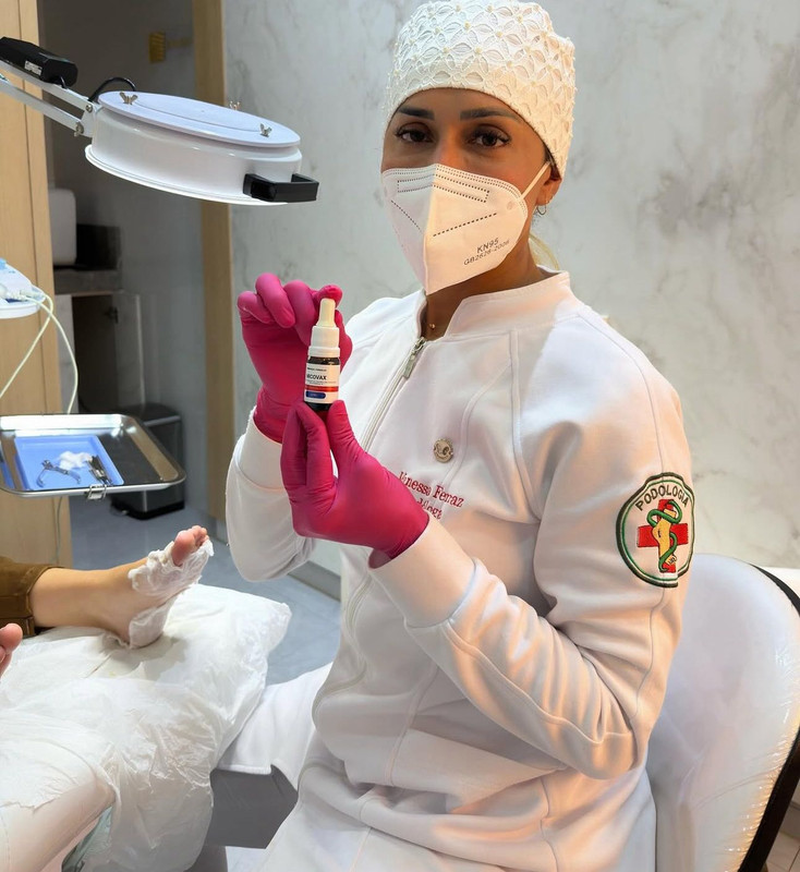 Profissional aplicando Micovax no cuidado das unhas