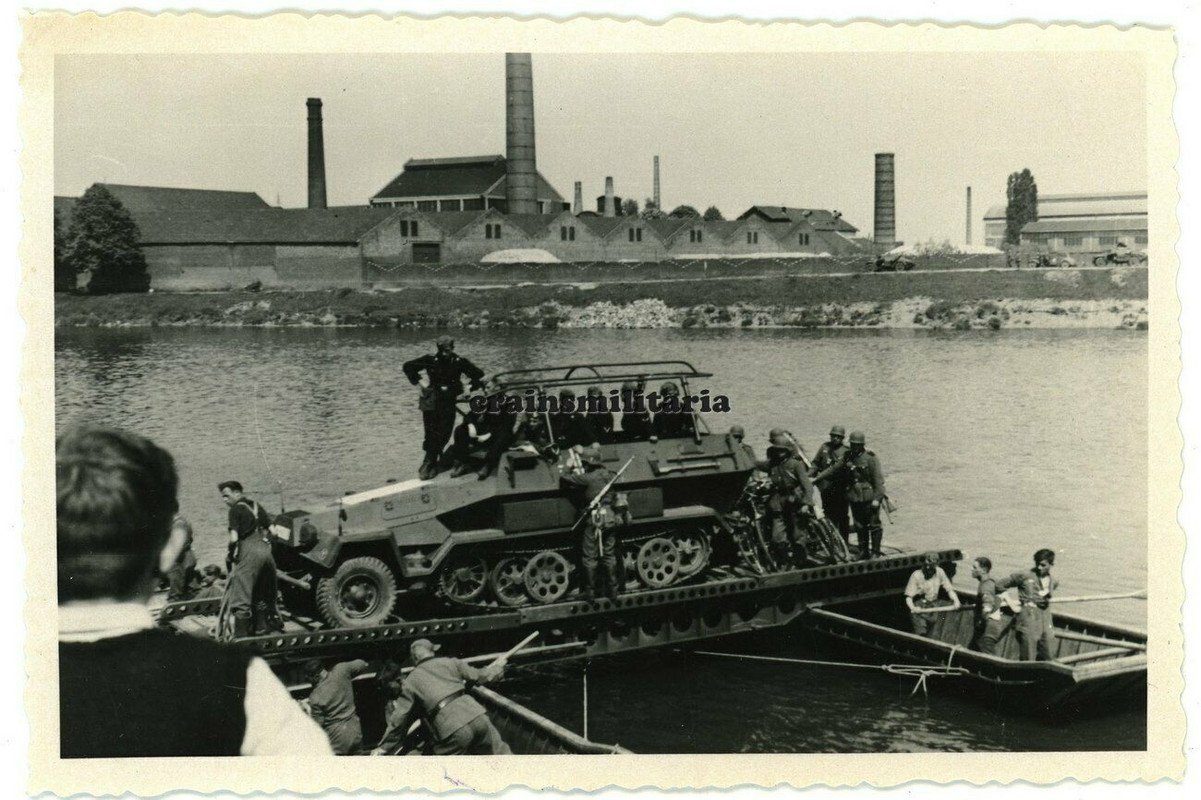 Orig. Foto SdKfz 251 Funk Panzerspähwagen auf Fähre in Frankreich Belgien 1940