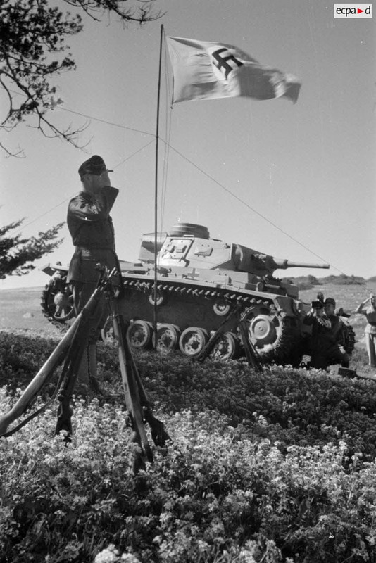 Les chars Panzer III démarrent puis quittent le lieu de la cérémonie militaire (14)