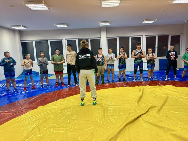 Треньорка по борба прави фурор в малките населени места