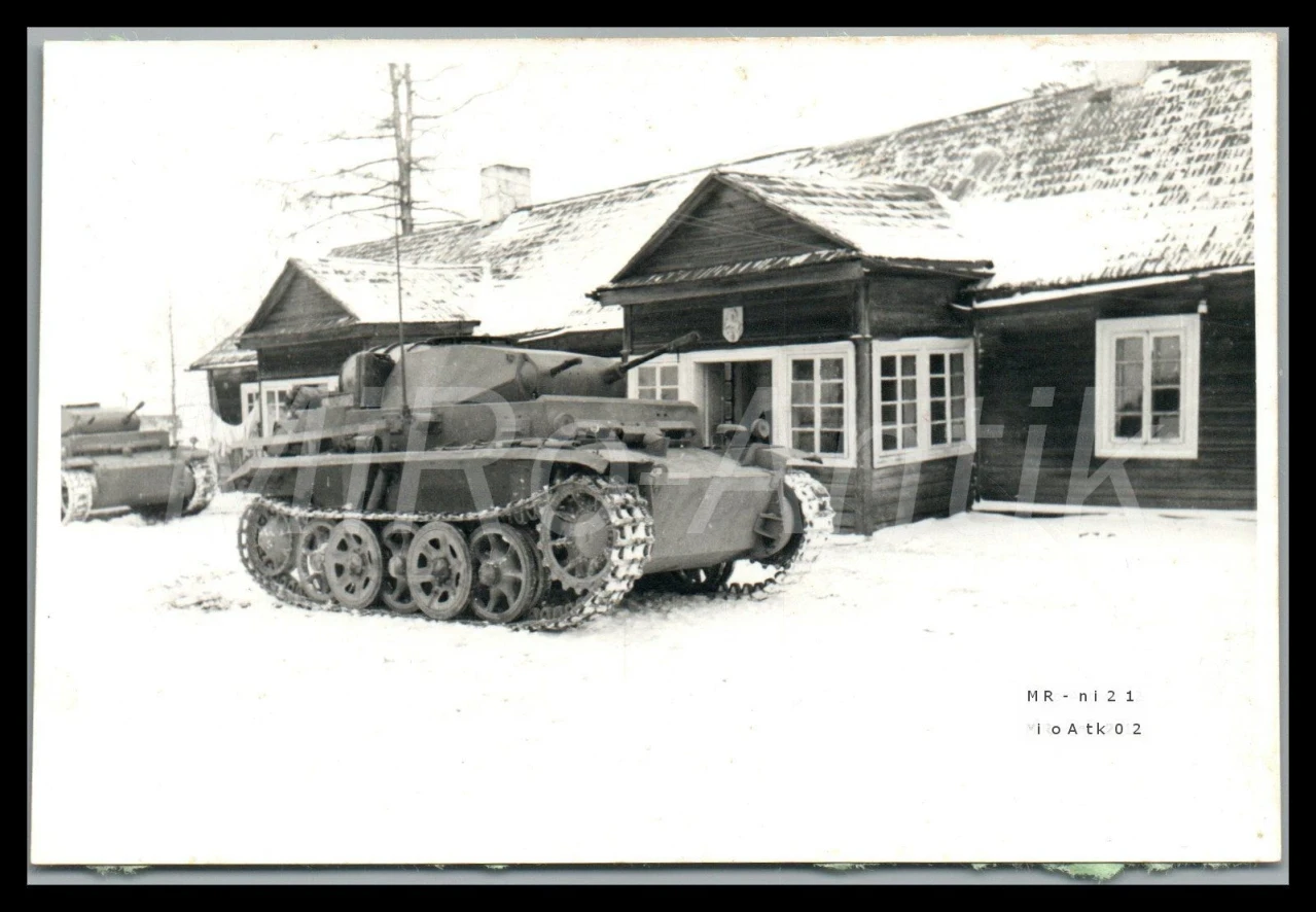 Foto WK2 Polizei Sd Kdo in Nowosiolki Panzer vorm Quartier 5 4 1944 L334L