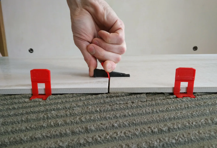 Вирівнювання та підйом плит підлог: ефективні методи