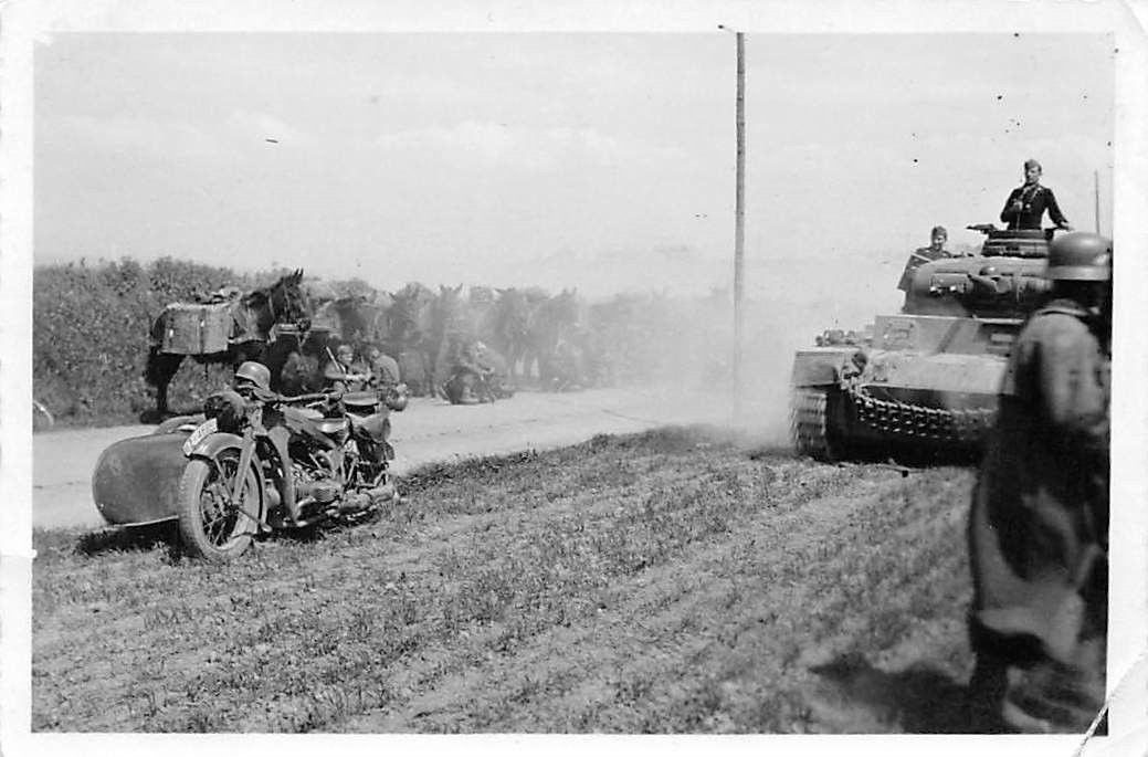 Vormarsch Panzer III am Motorrad Zündapp KS 600 Arras Frankreich
