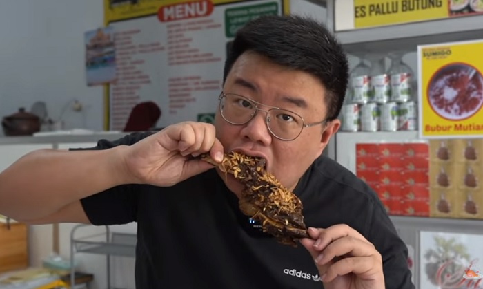 Momen pemilik akun Youtube Anak Kuliner saat mencicipi sup konro di RM Sumigo.