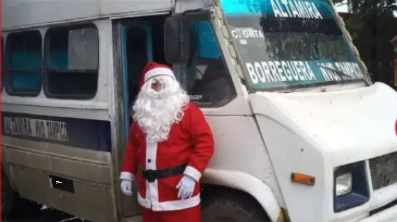 Santa Claus se hace viral por dar servicio de transporte público en Altamira