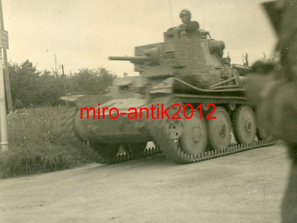Foto, Wehrmacht, Panzer 38 (t) auf vormarsch , Łowicz, Polen,