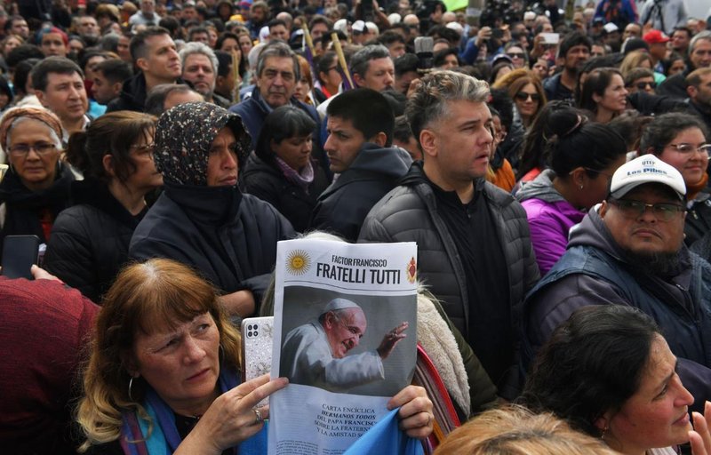 Sacerdotes de Argentina salen en defensa del Papa Francisco y del cristianismo tras los ataques ofensivos de Milei Misa-papa-arg2