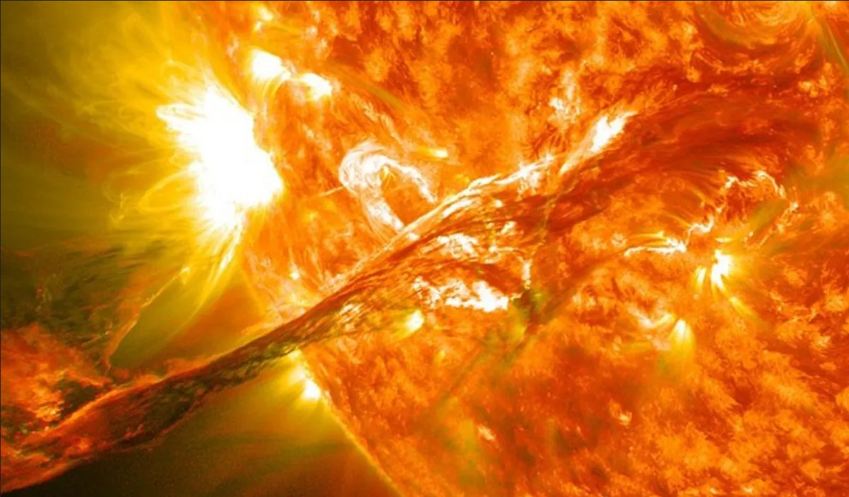 Enorme tormenta solar podría acabar con el Internet, afirman expertos