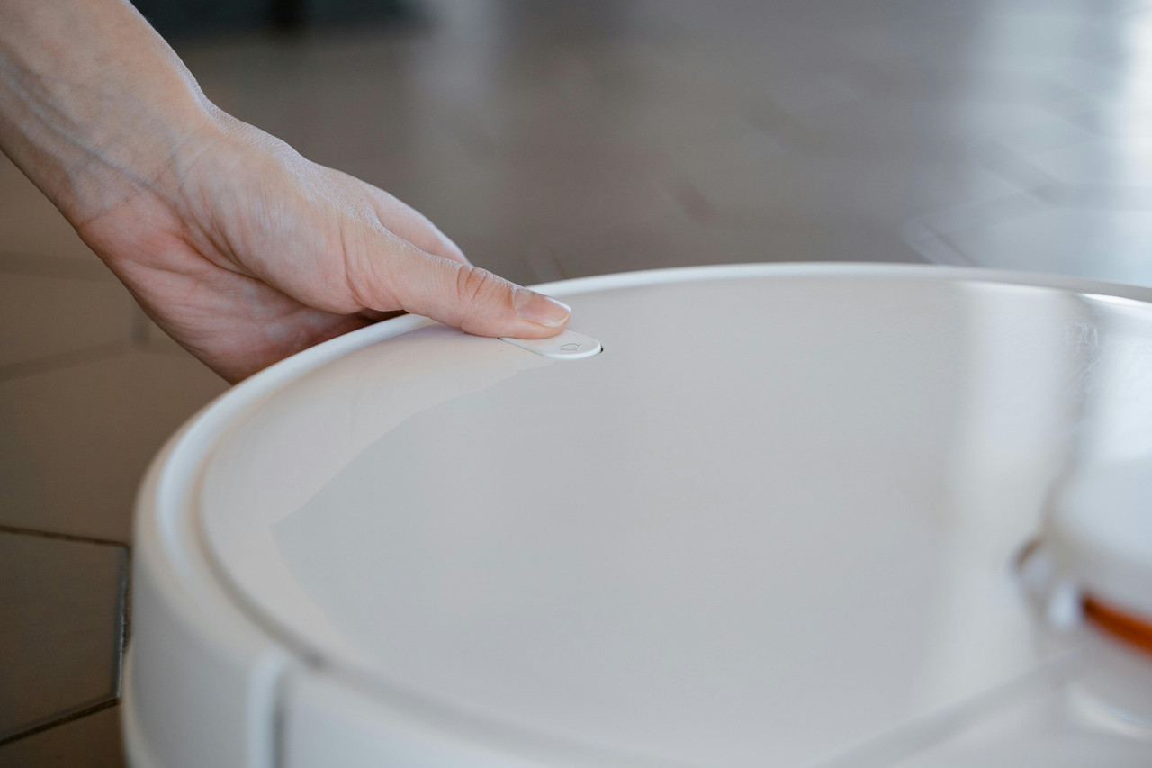Robô aspirador Xiaomi Bivolt Branco em piso claro — ilustrativa