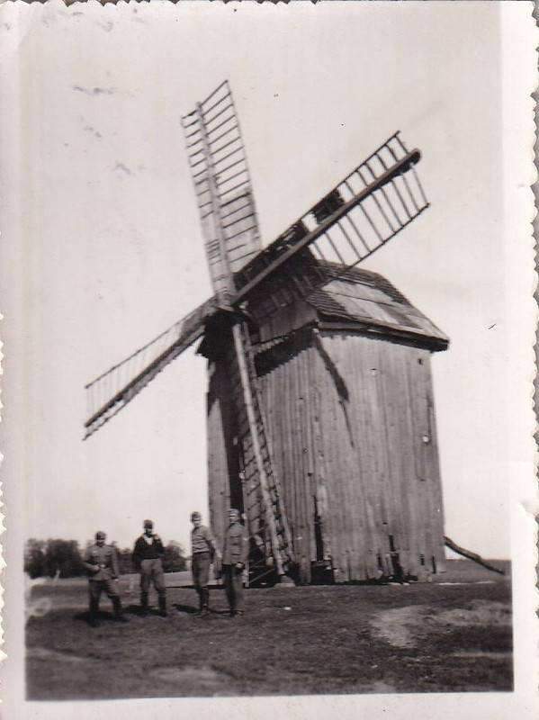 Foto - Soldaten vor Windmühle windmill in Russland - 2.WK - beschrieben